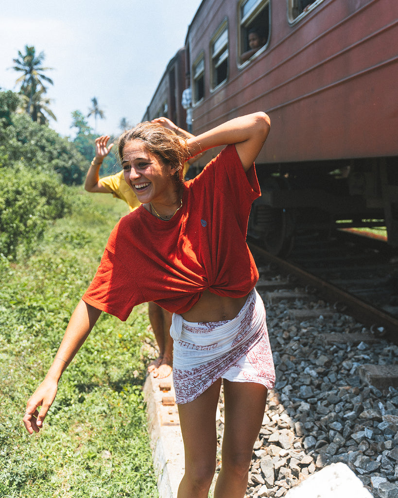 Camiseta de cáñamo roja con el logo de Batera Brand bordado en el pecho en azul