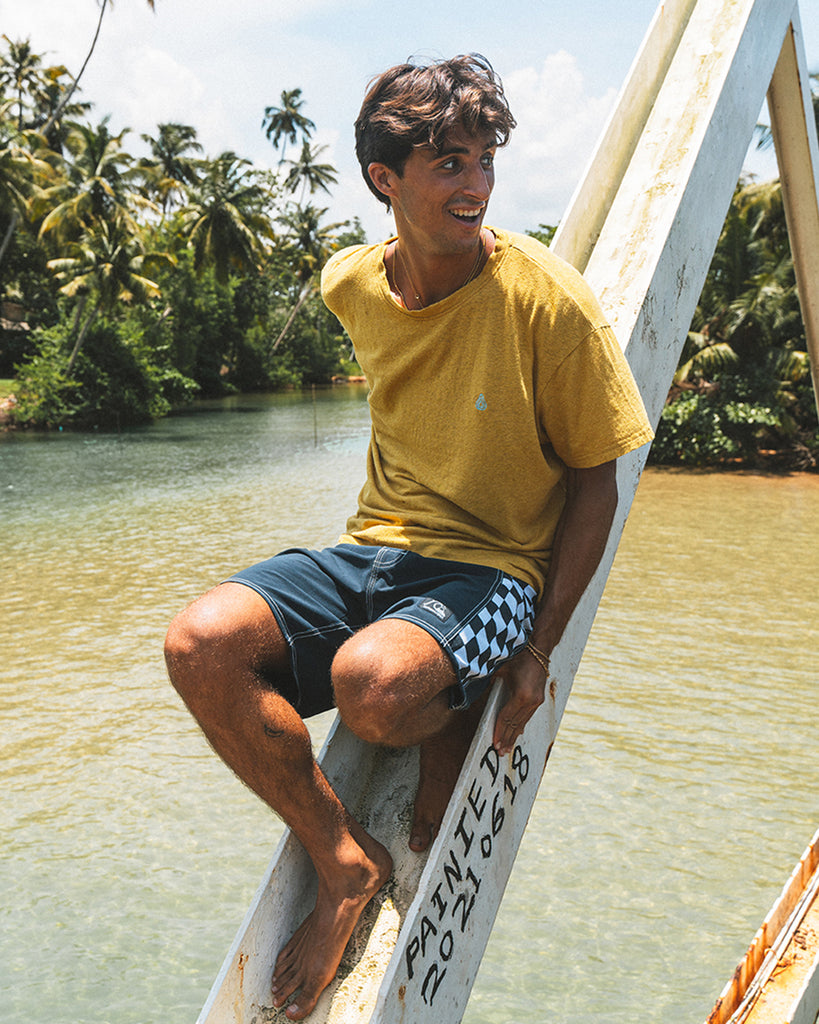 Camiseta de cáñamo amarilla con el logo de Batera Brand bordado en el pecho en azul claro