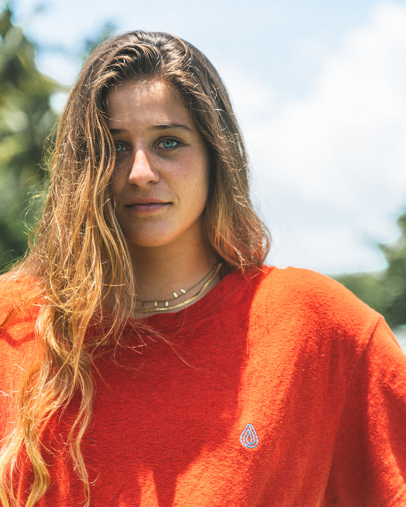 Camiseta de cáñamo roja con el logo de Batera Brand bordado en el pecho en azul