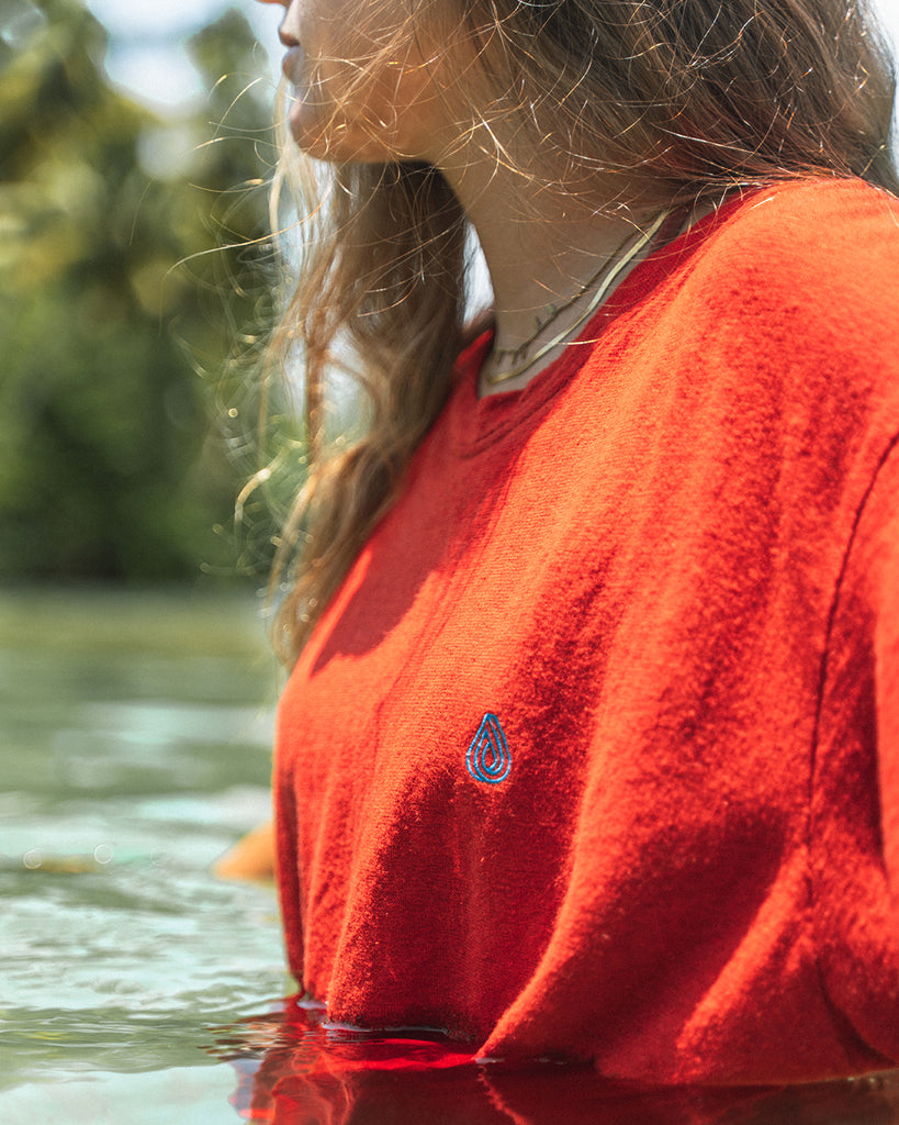 Camiseta de cáñamo roja con el logo de Batera Brand bordado en el pecho en azul
