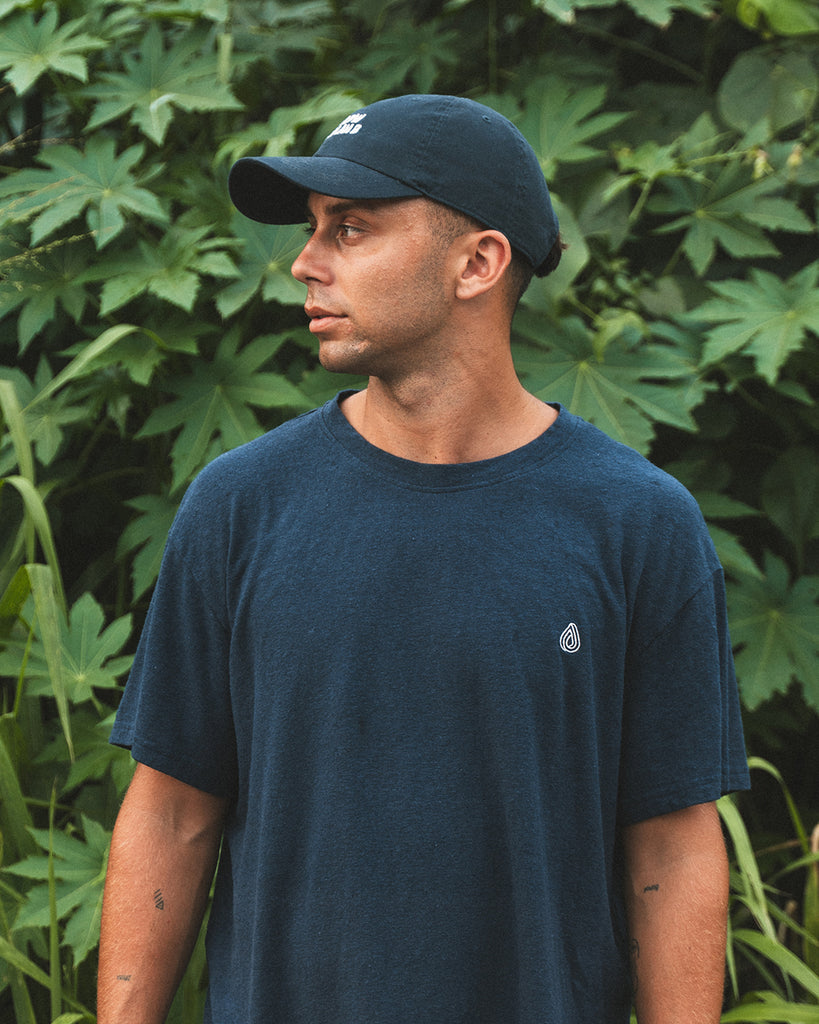 Camiseta de cáñamo azul marina con el logo de Batera Brand bordado en el pecho en blanco