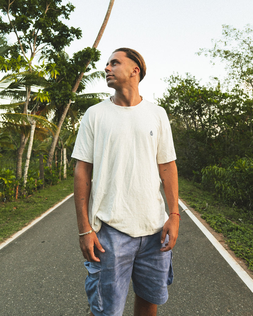 Camiseta de cáñamo blanca con el logo de Batera Brand bordado en el pecho en azul marino