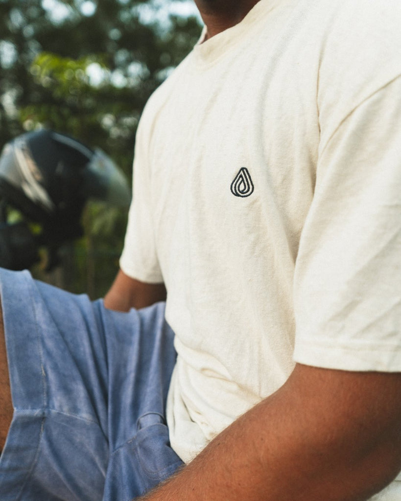 Camiseta de cáñamo blanca con el logo de Batera Brand bordado en el pecho en azul marino