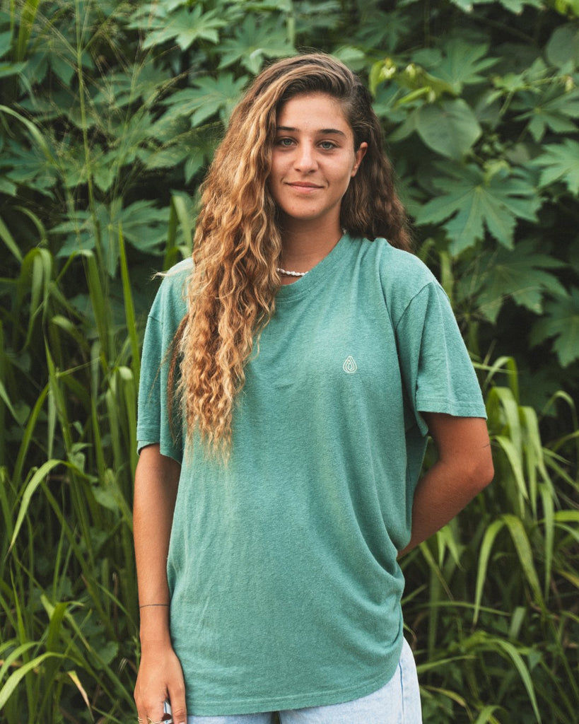 Camiseta de cáñamo verde con el logo de Batera Brand bordado en el pecho en verde lima