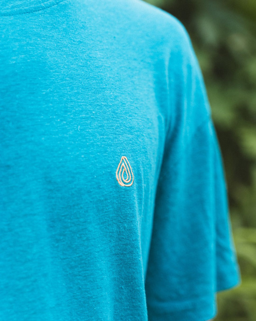 Camiseta de cáñamo azul clara con el logo de Batera Brand bordado en el pecho en color melocotón