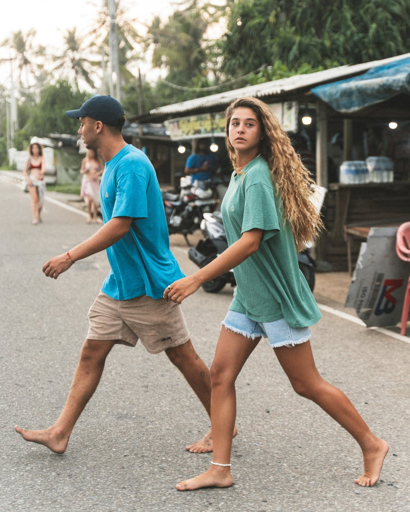 Camiseta de cáñamo azul clara con el logo de Batera Brand bordado en el pecho en color melocotón