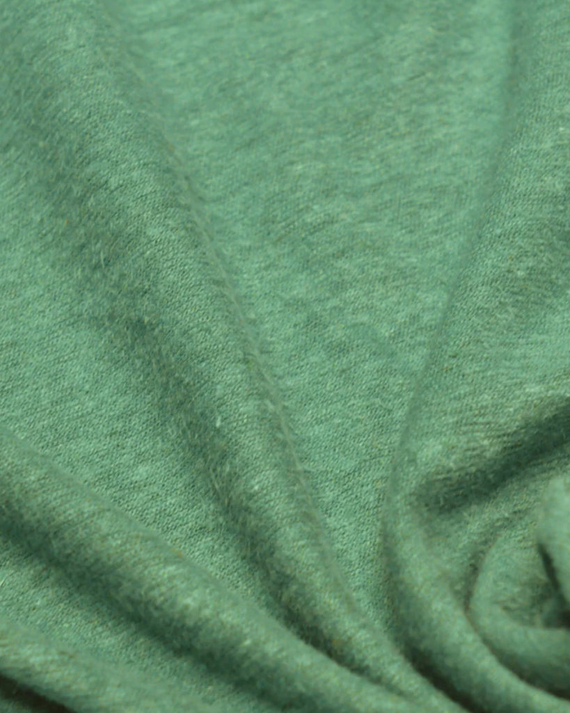 Camiseta de cáñamo verde con el logo de Batera Brand bordado en el pecho en verde lima
